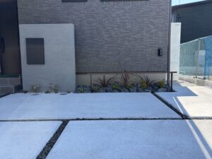 門柱と植栽まわり