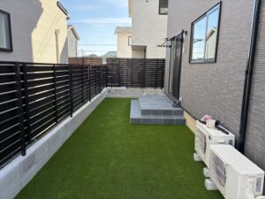 タイルデッキと人工芝エリア